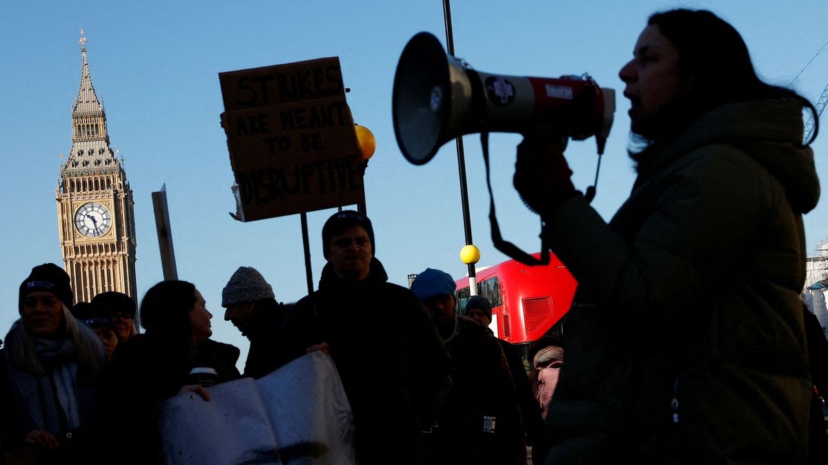 FOTO: Stávka za vyšší platy vyhnala zdravotní sestry do ulic po celé Británii
